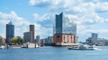 Hamburg: Elbphilharmonie, Gebäude und Elbe. Ideal für Ferienwohnungen & Hausverwaltung in Hamburg.