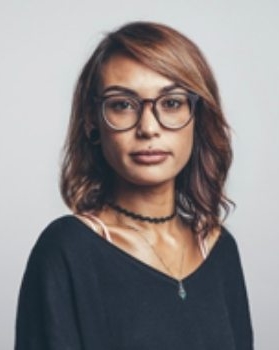 Frau mit Brille, zuständig für Ferienhaus-Administration.