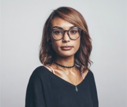 Frau mit Brille, zuständig für Ferienhaus-Administration.