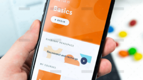 Handy mit App für Ferienhaus-Verwaltung. Basics Kurs für Vermieter. Ferienwohnung einfach managen.