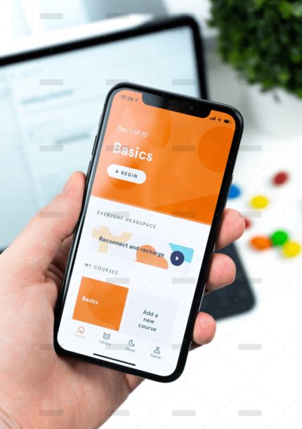 Handy mit App für Ferienhaus-Verwaltung. Basics Kurs für Vermieter. Ferienwohnung einfach managen.