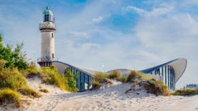 Warnemünde: Leuchtturm am Strand. Ideal für Ferienhaus-Gäste, die Ruhe suchen. Verwaltung Ihrer Ferienwohnung.