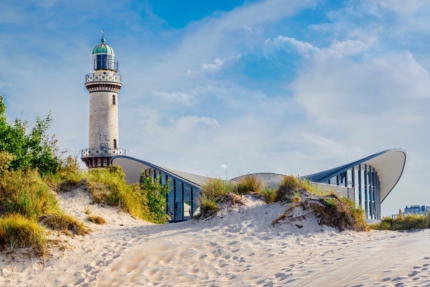 Warnemünde: Leuchtturm am Strand. Ideal für Ferienhaus-Gäste, die Ruhe suchen. Verwaltung Ihrer Ferienwohnung.