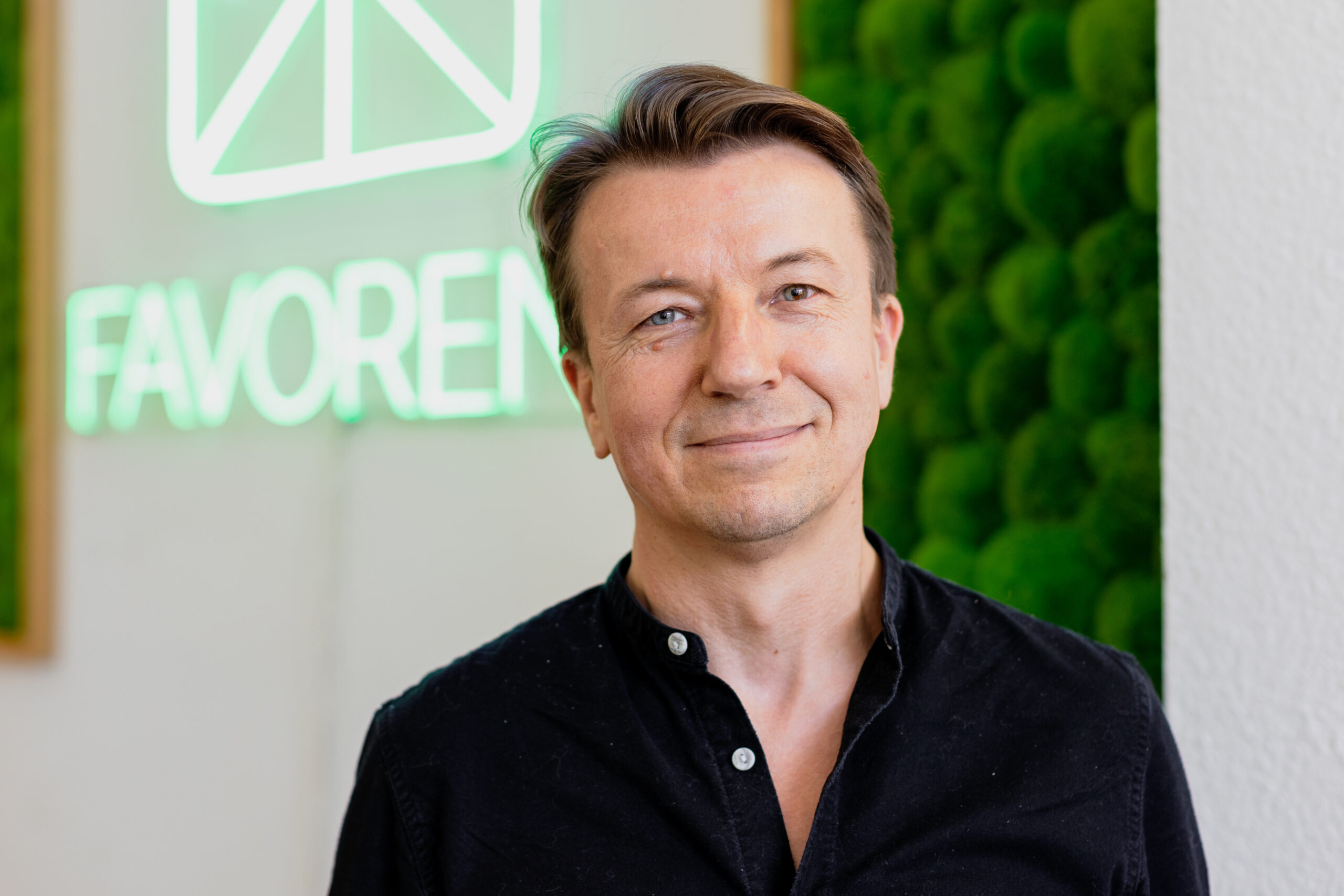 Mann, Ferienhaus-Verwaltung, VOREN-Logo. Experte für Ferienimmobilien-Management.