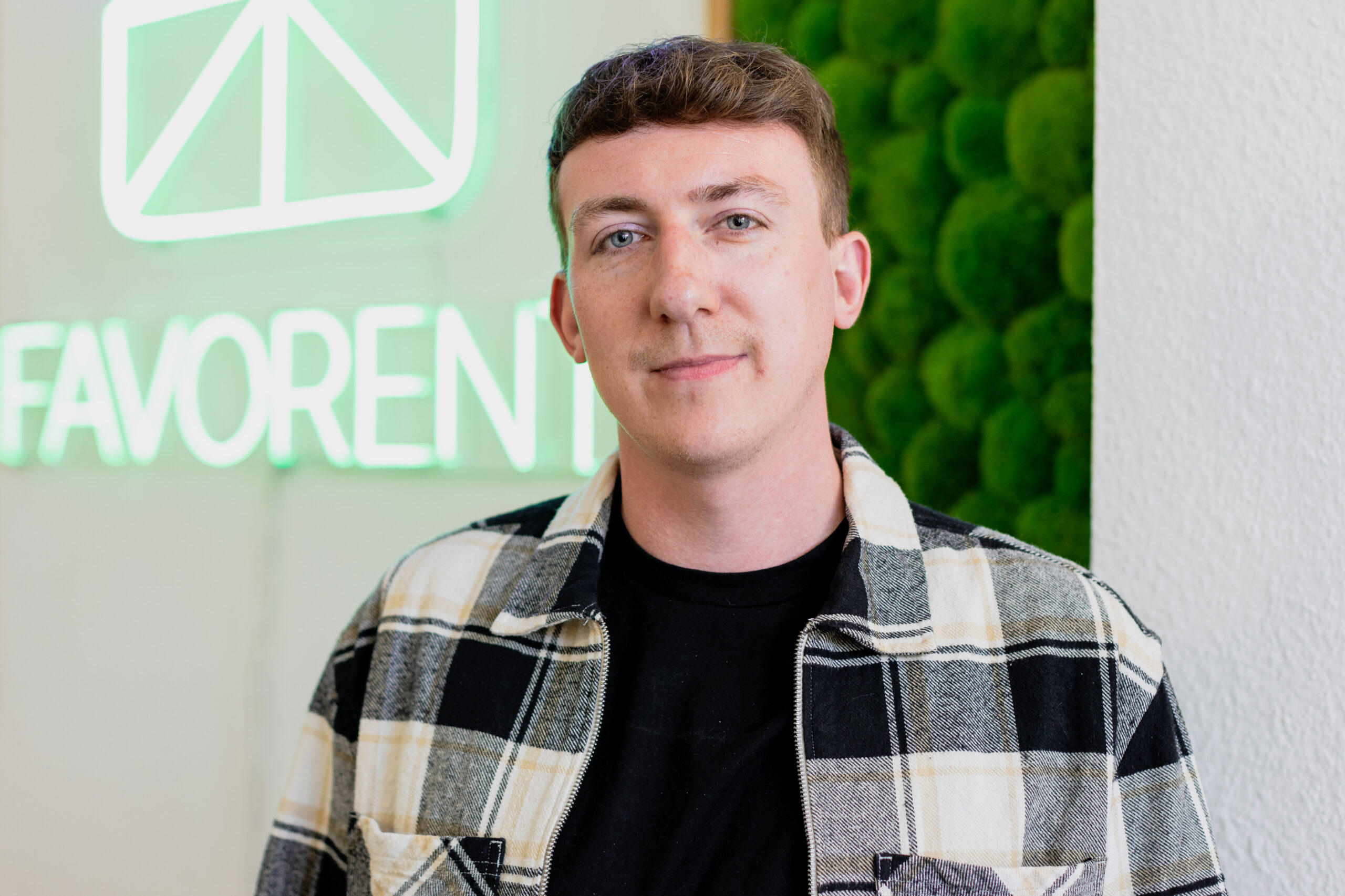 Mann, Karohemd, Ferienhaus-Verwaltung. Experte für Ferienwohnungen & Vermietung.