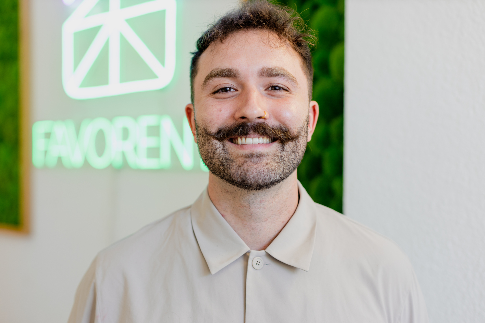 Mann mit Bart, lächelt. Ferienhaus-Verwaltung Experte. Ferienwohnungen einfach managen.