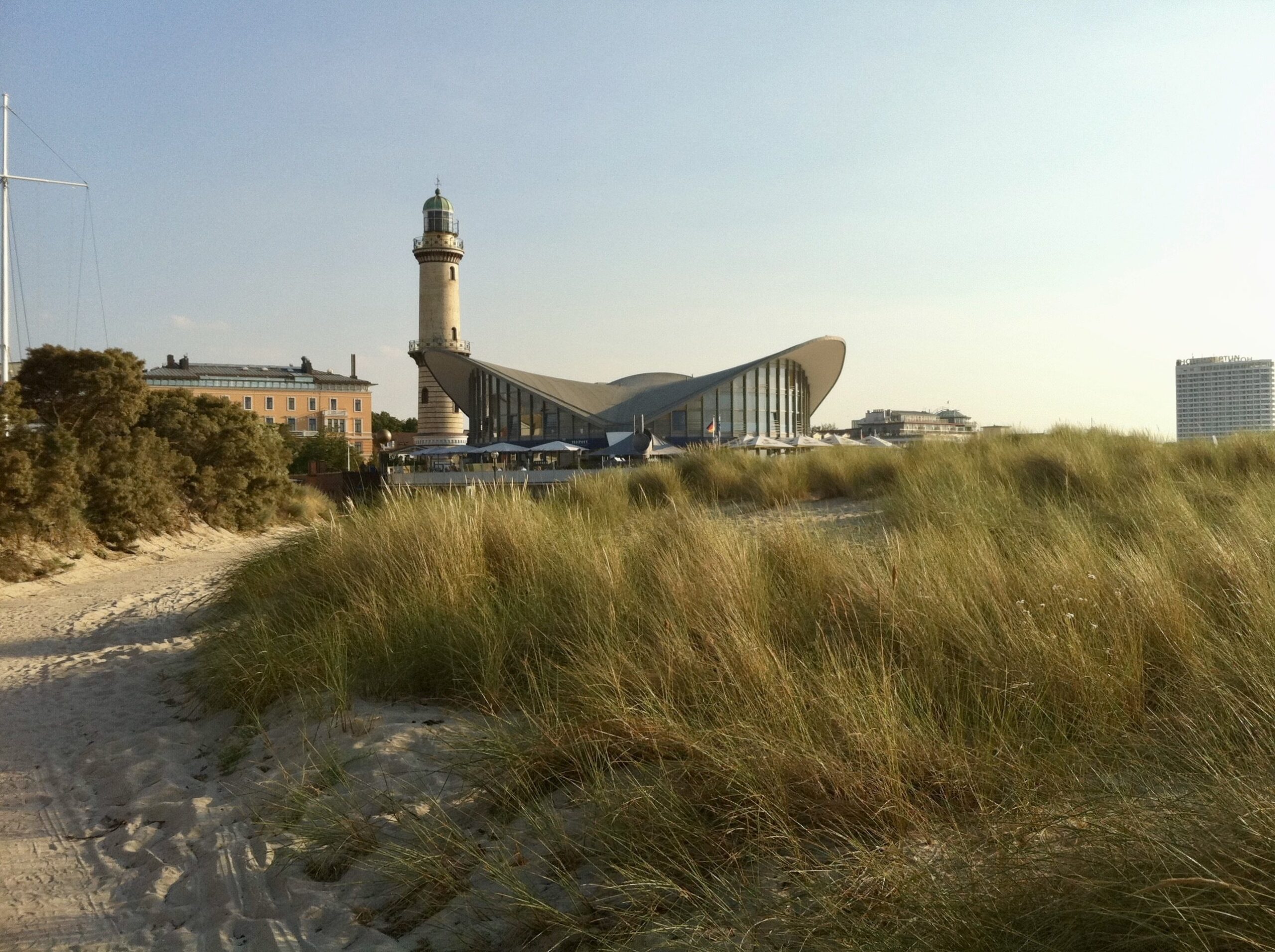 Warnemünde: Teepott und Leuchtturm (Foto)
