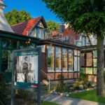 Außenansicht des Edvard-Munch-Hauses mit Schild; relevant für die Verwaltung von Ferienimmobilien durch Favorent.