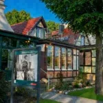 Außenansicht des Edvard-Munch-Hauses mit Schild; relevant für die Verwaltung von Ferienimmobilien durch Favorent.