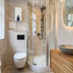 Modernes Badezimmer mit Dusche, Waschbecken und Toilette in einer Ferienwohnung.