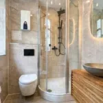 Modernes Badezimmer mit Dusche, Waschbecken und Toilette in einer Ferienwohnung.