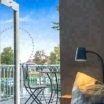 Blick vom Ferienobjekt auf ein Riesenrad und Wasser, Favorent Ferienwohnungsvermietung.