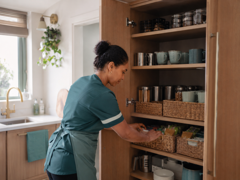 Favorent-Mitarbeiterin füllt Kaffee, Tee und Grundausstattung in der Küche auf