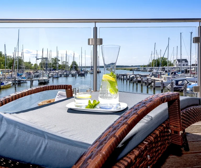 Balkon eines Floating House mit Blick auf den Yachthafen, Arbeitsprobe von fine line design