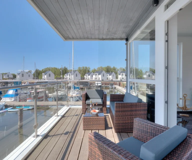 Terrasse eines schwimmenden Ferienhauses auf Usedom, Arbeitsprobe von fine line design