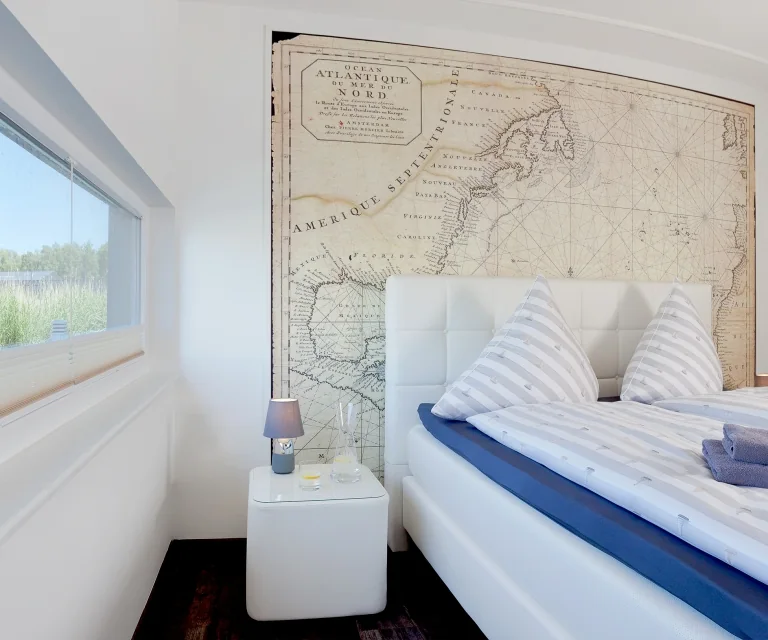 Schlafzimmer mit historischer Seekarte an der Wand, Arbeitsprobe von fine line design