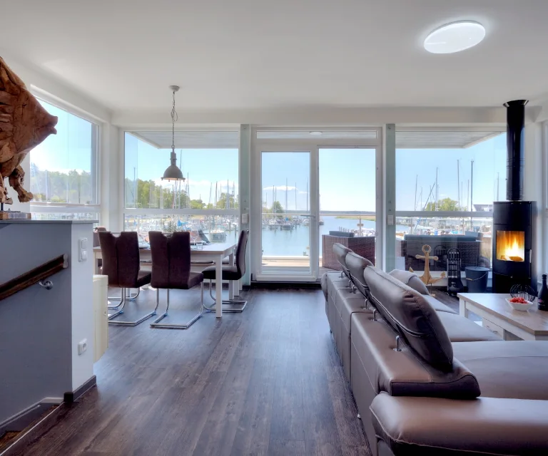 Offener Wohn- und Essbereich mit Blick aufs Wasser, Arbeitsprobe von fine line design