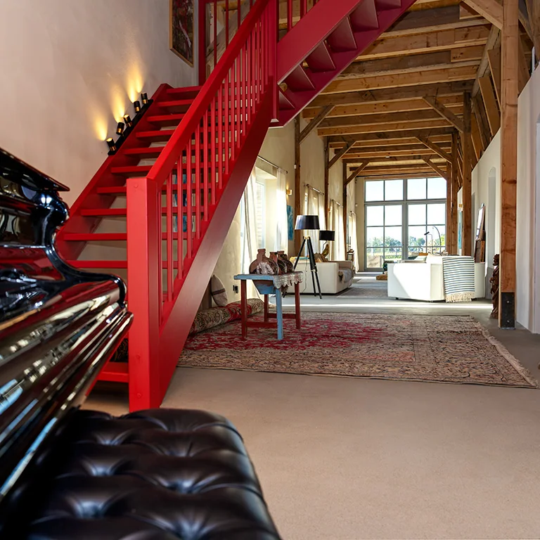 Rote Treppe in einer umgebauten Scheune, Arbeitsprobe von fine line design
