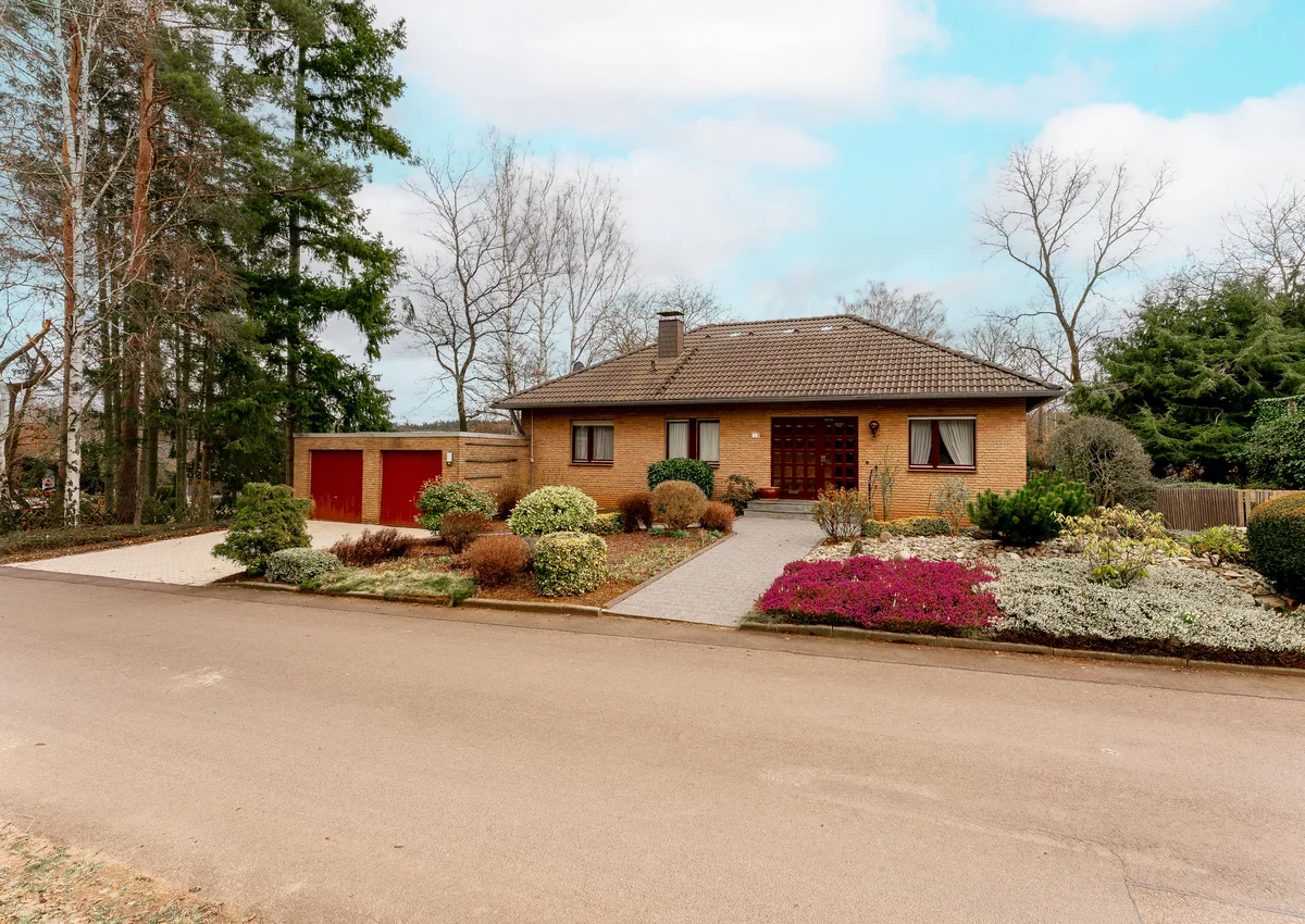 Bungalow mit Doppelgarage und blühendem Vorgarten