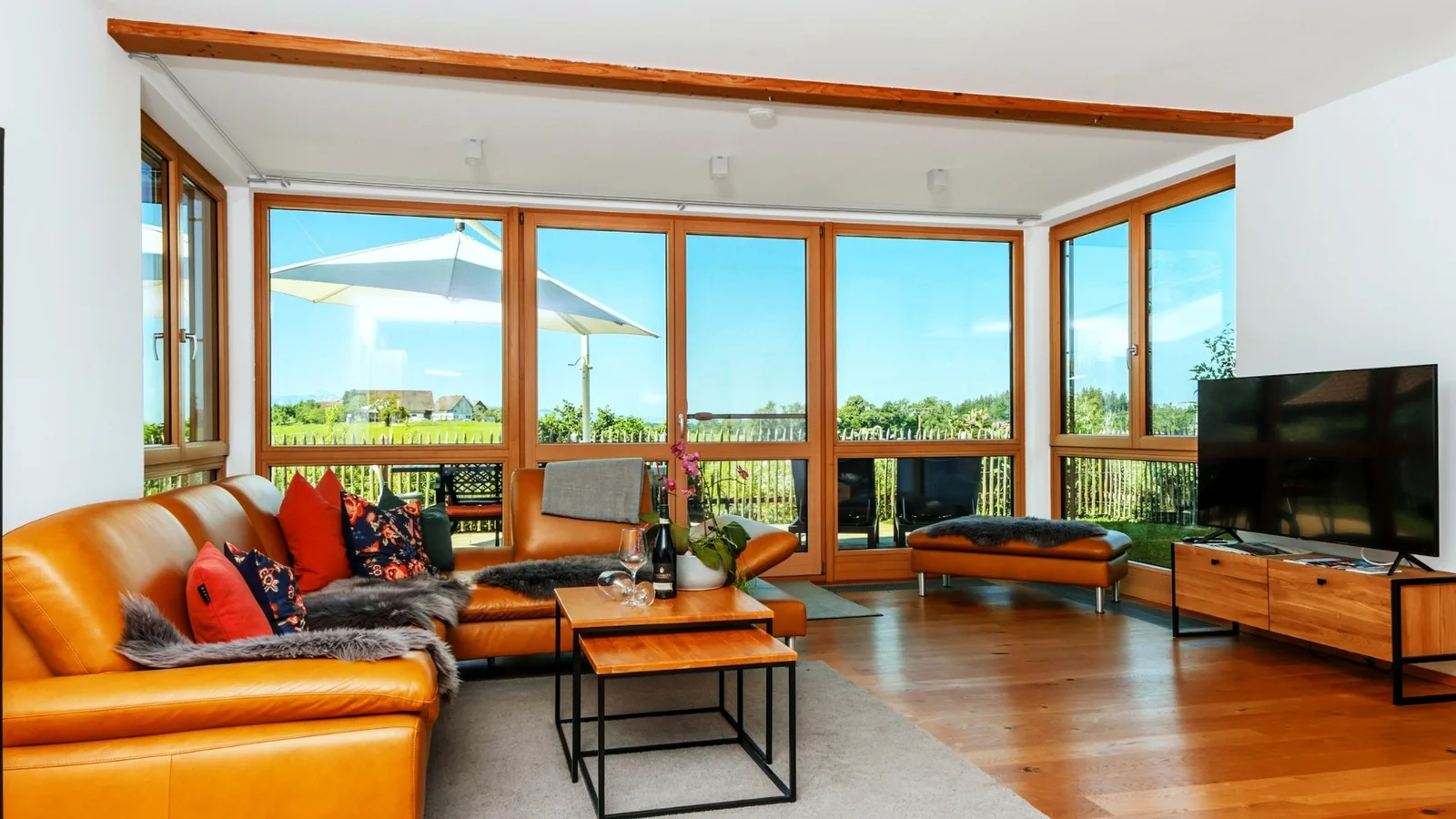 Wohnbereich einer Ferienwohnung im Allgäu mit Panoramafenstern, fotografiert von Fotofavorit