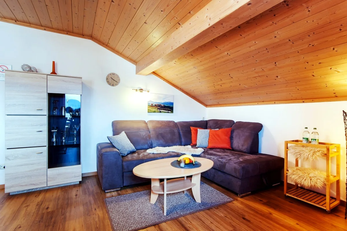 Wohnzimmer einer Ferienwohnung unter Holzdecke, Arbeitsprobe von Fotofavorit