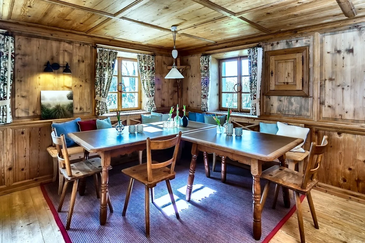 Stube mit Holzvertäfelung in einem Chalet in Wangen, Arbeitsprobe von Fotofavorit