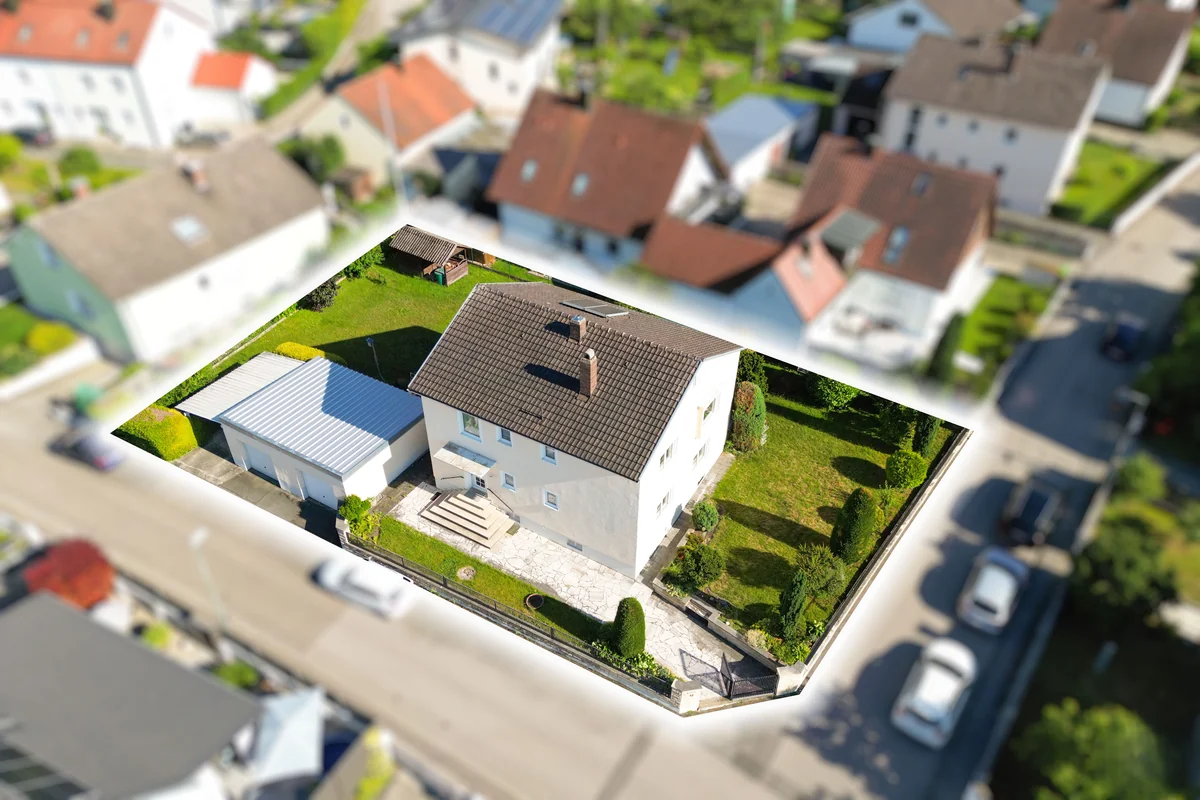 Luftaufnahme eines Wohnhauses mit Garten, das Grundstück hervorgehoben