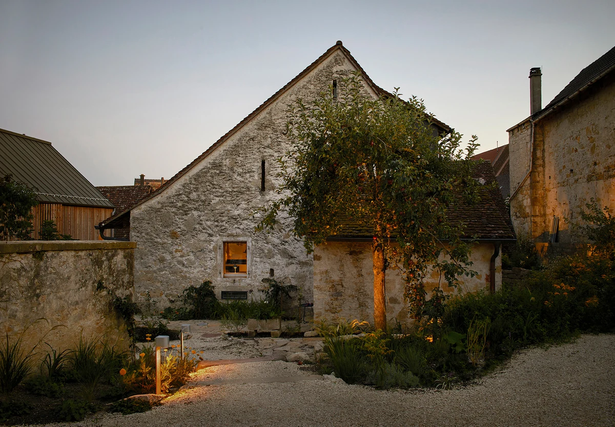 Das Apart- und Gästehaus Le Rossignol bei Lörrach in der Abenddämmerung mit beleuchtetem Garten