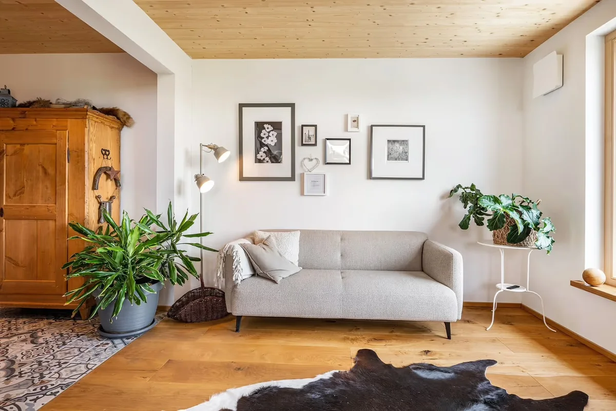 Wohnzimmer einer Ferienwohnung mit Bauernschrank, Arbeitsprobe von The Landscapers