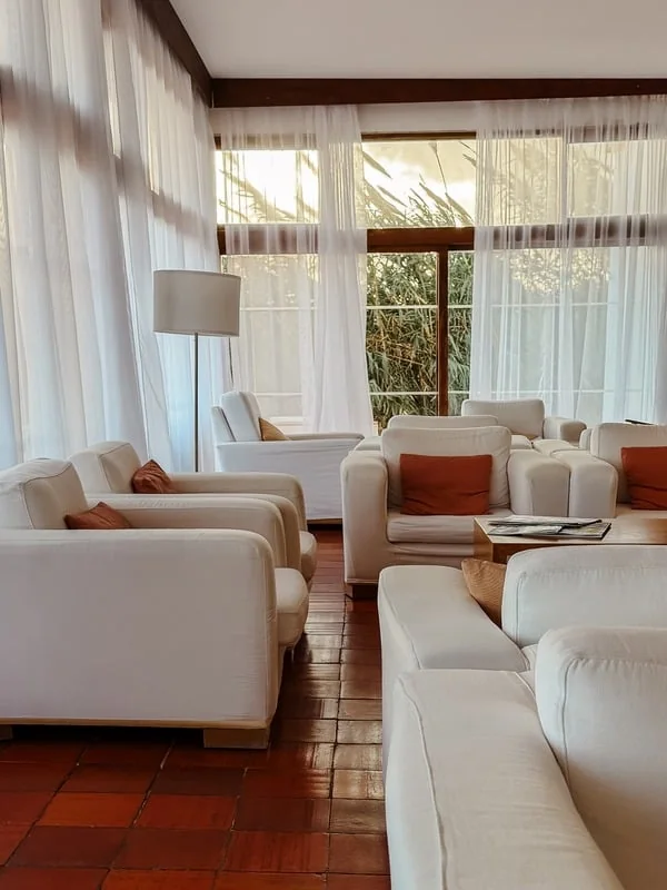Lounge mit hellen Sofas und bodentiefen Fenstern, Arbeitsprobe von Sandra Loche