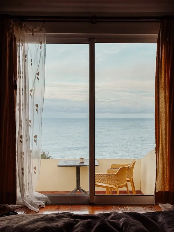 Blick durch die Balkontür aufs Meer, Arbeitsprobe von Sandra Loche