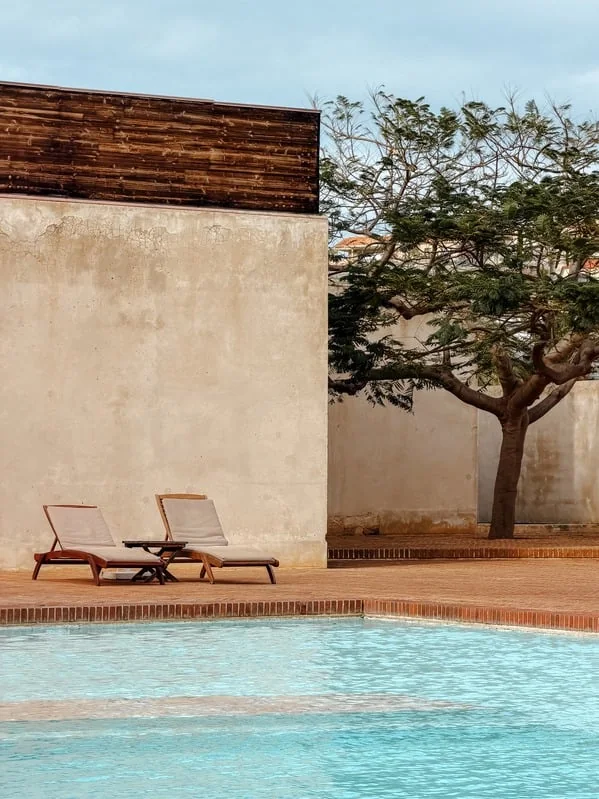 Liegen am Pool vor einer Lehmwand, Arbeitsprobe von Sandra Loche