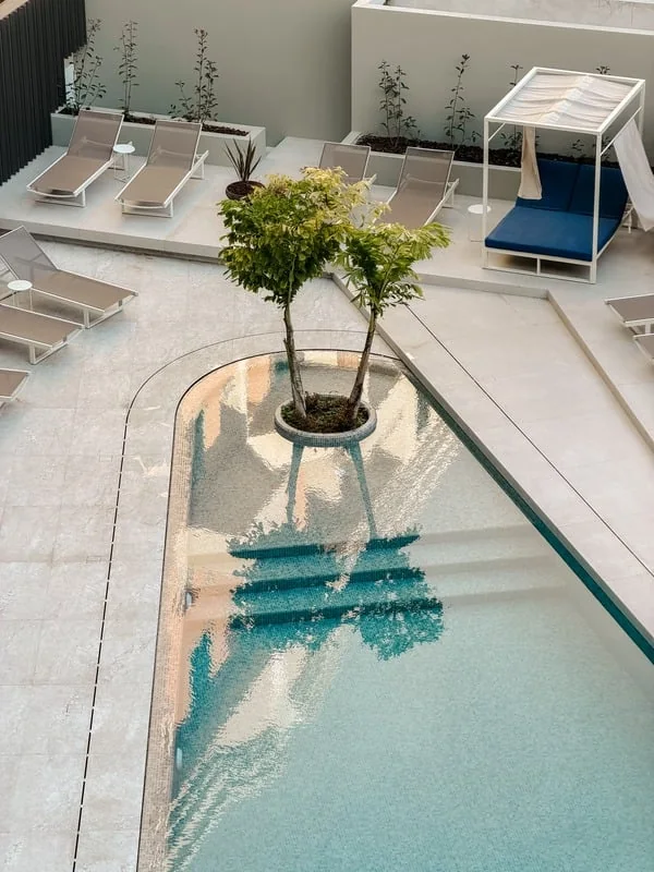Poolanlage von oben mit Baum in der Mitte, Arbeitsprobe von Sandra Loche